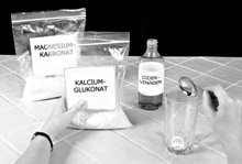 1. Häll 1 struken matsked kalciumglukonat i ett normalstort dricksglas. Använd ett mått, inte en vanlig sked.